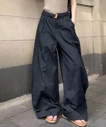 ボリュームたっぷりのワイドバルーンパンツ