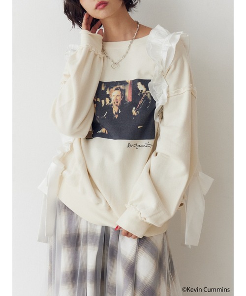 jouetie（ジュエティ）の「【KevinCummins×jouetie】フォトダメージプルオーバー スウェット トレーナー（スウェット・レディース・アイボリー/ブラック/ブルー・MEDIUM）」の2枚目の写真
