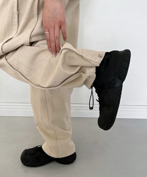 by muni:r(バイ ムニール)の「ボタンディテールルーズパンツ(デニムパンツ・レディース・ブラック/ベージュ・MEDIUM/SMALL)」の10枚目の写真