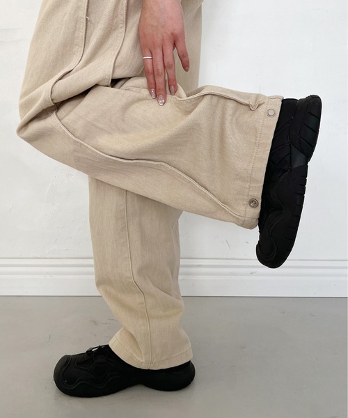 by muni:r(バイ ムニール)の「ボタンディテールルーズパンツ(デニムパンツ・レディース・ブラック/ベージュ・MEDIUM/SMALL)」の11枚目の写真