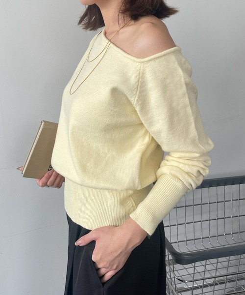 Ampirula(アンピルーラ)の「ニット 長袖 トップス プルオーバー ボートネック オフショルダー カラーニット 秋 冬(ニット/セーター・レディース・イエロー/ピンク/オフホワイト/グレー/チャコールグレー・FREE)」の8枚目の写真