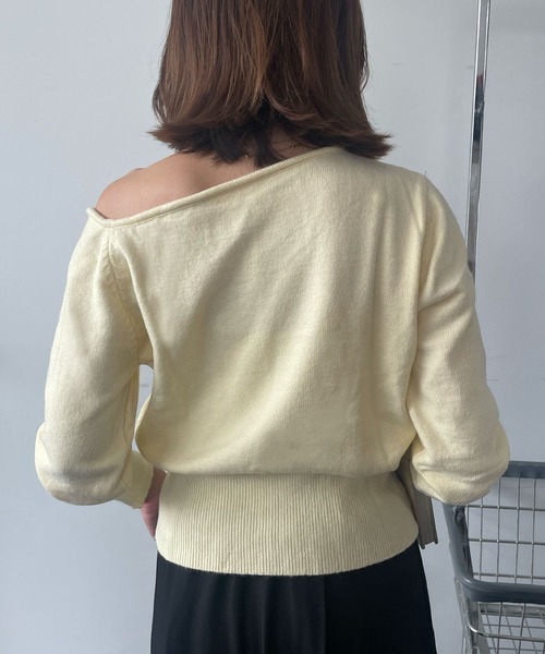 Ampirula(アンピルーラ)の「ニット 長袖 トップス プルオーバー ボートネック オフショルダー カラーニット 秋 冬(ニット/セーター・レディース・イエロー/ピンク/オフホワイト/グレー/チャコールグレー・FREE)」の9枚目の写真