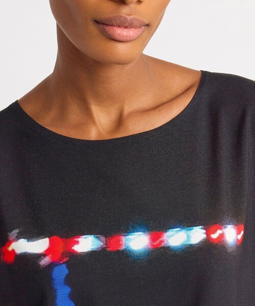 agnes b.(アニエスベー)の「フォトプリント ボートネック ノースリーブ Tシャツ "Grue nuit"(Tシャツ/カットソー・レディース・マルチ・1/2)」の2枚目の写真