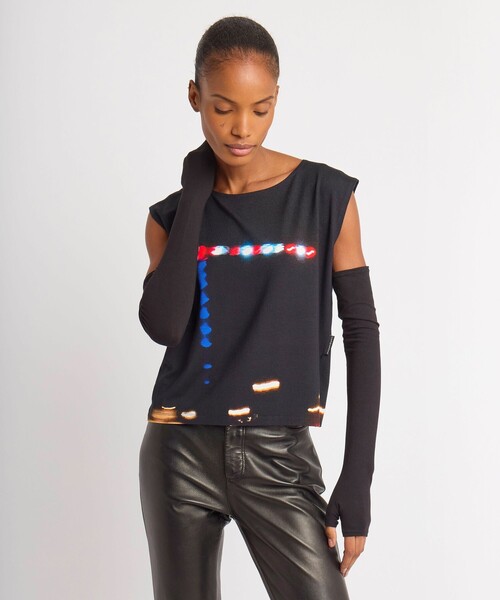 agnes b.(アニエスベー)の「フォトプリント ボートネック ノースリーブ Tシャツ "Grue nuit"(Tシャツ/カットソー・レディース・マルチ・1/2)」の3枚目の写真