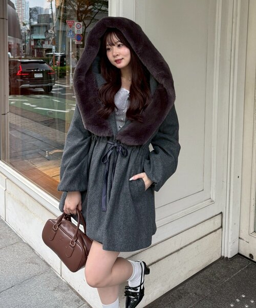 continuer de NICE CLAUP(コンティニューデナイスクラップ)の「【デート・推し活にもぴったり!】ファー付ビッグフードコート(ノーカラーコート・レディース・アイボリー/ブラック/チャコールグレー・FREE)」の5枚目の写真