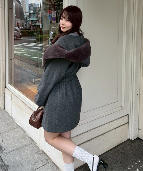 continuer de NICE CLAUP(コンティニューデナイスクラップ)の「【デート・推し活にもぴったり!】ファー付ビッグフードコート(ノーカラーコート・レディース・アイボリー/ブラック/チャコールグレー・FREE)」の10枚目の写真