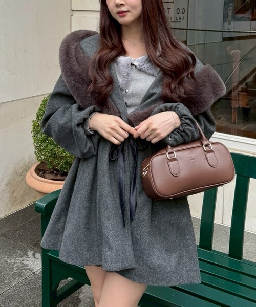 continuer de NICE CLAUP(コンティニューデナイスクラップ)の「【デート・推し活にもぴったり!】ファー付ビッグフードコート(ノーカラーコート・レディース・アイボリー/ブラック/チャコールグレー・FREE)」の11枚目の写真