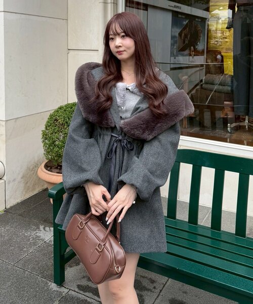 continuer de NICE CLAUP(コンティニューデナイスクラップ)の「【デート・推し活にもぴったり!】ファー付ビッグフードコート(ノーカラーコート・レディース・アイボリー/ブラック/チャコールグレー・FREE)」の20枚目の写真