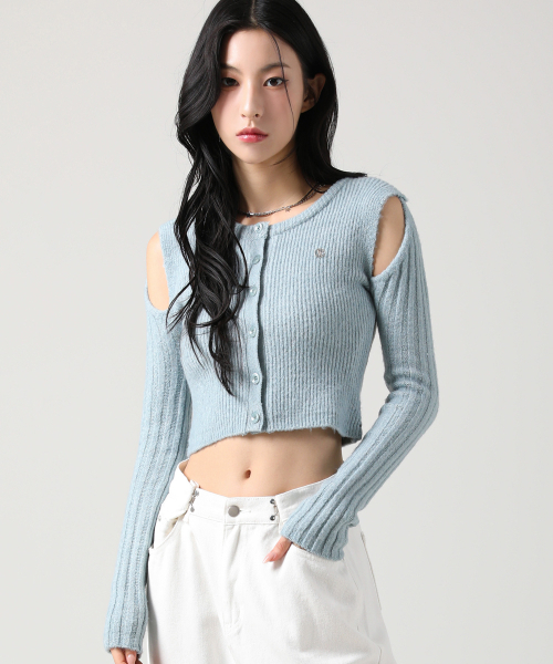 AVANDRESS(アバンドレス )の「Irene Shoulder Cutting Round Knit BLACK(ニット/セーター・レディース・ブラック・FREE)」の2枚目の写真