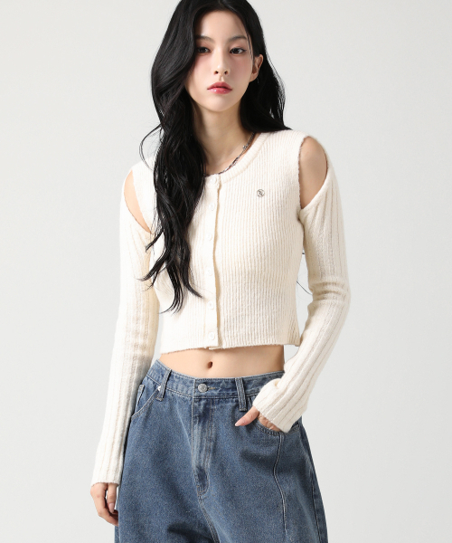 AVANDRESS(アバンドレス )の「Irene Shoulder Cutting Round Knit BLACK(ニット/セーター・レディース・ブラック・FREE)」の4枚目の写真