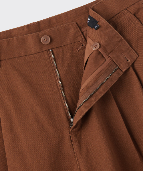MUSINSA STANDARD（ムシンサスタンダード）の「ツーピンタックワイドチノパンツ [ブリックオレンジ]（その他パンツ・メンズ・その他・26/27/28/29/30/31/32/33/34/36/38/40/42）」の4枚目の写真