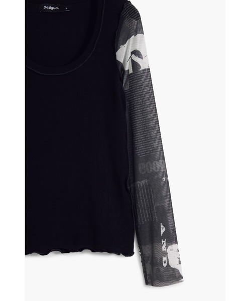 Desigual（デシグアル）の「ニュースペーパープリント チュール袖カットソー ブラック（Tシャツ/カットソー・レディース・ブラック・XS/S/M/L/XL）」の4枚目の写真
