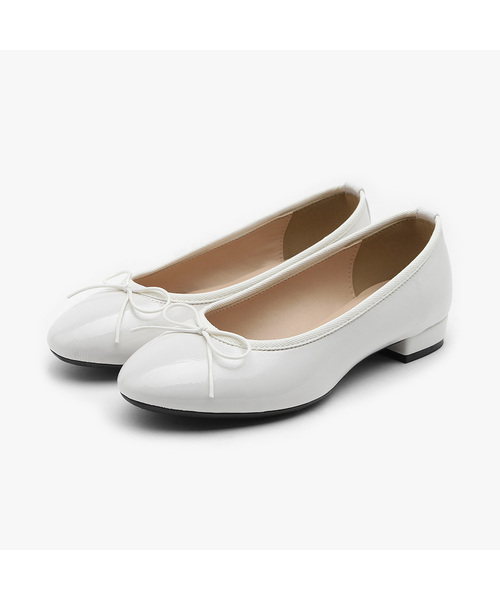 SAPPUN(サプン)の「Lovellie エナメル リボン メリージェーン フラットシューズ (2cm)(バレエシューズ・レディース・ベージュ/ホワイト/レッド/シルバー/ブラック・22.5cm/23cm/23.5cm/24cm/24.5cm/25cm/25.5cm/22cm)」の2枚目の写真
