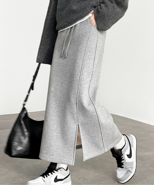 AMAJI(アマジ)の「サイドスリットロングスウェットスカート(スカート・レディース・ダークグレー/ライトグレー・SMALL/MEDIUM/LARGE/X-LARGE)」の3枚目の写真