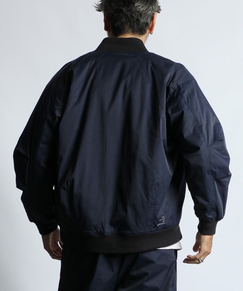 The DUFFER of ST.GEORGE（ザダファーオブセントジョージ）の「N/C PUDDING MA-1 JACKET：コットンナイロン 中綿入り MA-1ジャケット（MA-1・メンズ・ブラック/ネイビー・SMALL/MEDIUM/LARGE/X-LARGE）」の10枚目の写真
