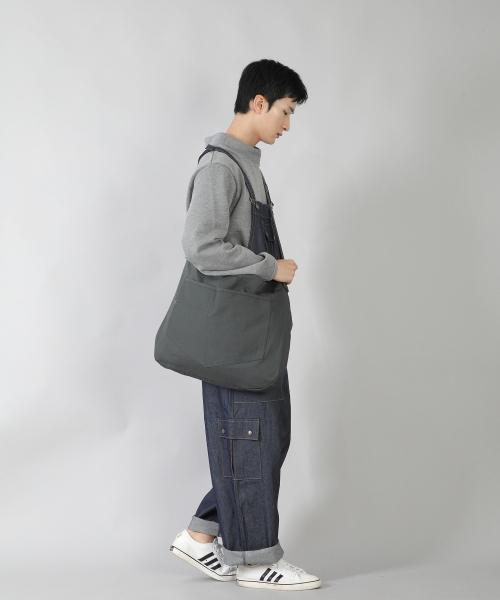 SAINTCREW(セントクルー)の「ラウンドボリュームペンタゴンポケットクロスバッグ RVP-150 チャコール(メッセンジャーバッグ・メンズ・その他・フリー)」の6枚目の写真