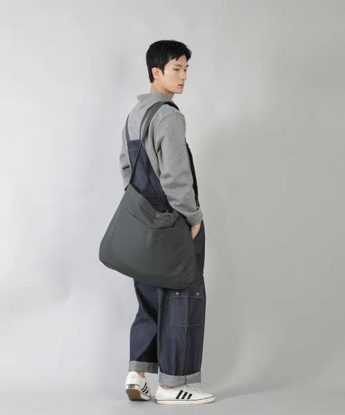 SAINTCREW(セントクルー)の「ラウンドボリュームペンタゴンポケットクロスバッグ RVP-150 チャコール(メッセンジャーバッグ・メンズ・その他・フリー)」の11枚目の写真