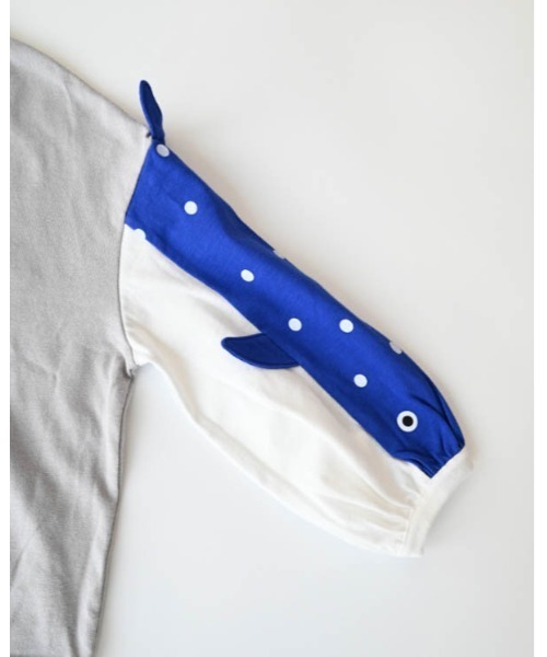 nicohrat（ニコフラート）の「nicohrat/ニコフラート ジンベイザメ袖ロングＴシャツ（Tシャツ/カットソー・キッズ・サックスブルー/オフホワイト/グレー・130cm/140cm/90cm/100cm/110cm/120cm）」の7枚目の写真