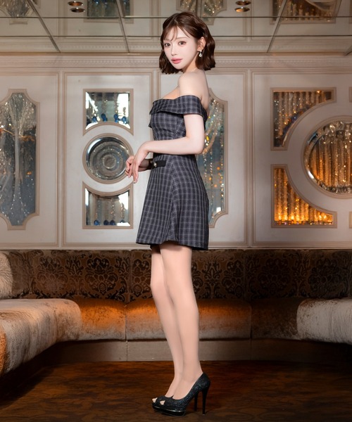 DAZZY(デイジー)の「オフショルツイード谷間ジップビジューベルトモチーフAラインミニ丈キャバドレス(ドレス・レディース・ブラック×グレー・M/S/L)」の16枚目の写真