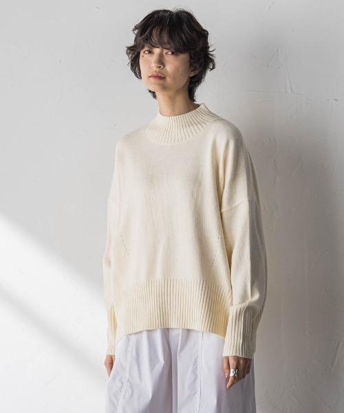 MAYSON GREY(メイソングレイ)の「ハイネックシンプルニット(ニット/セーター・レディース・レッド/ブラウン/ブラック/オフホワイト・M)」の2枚目の写真
