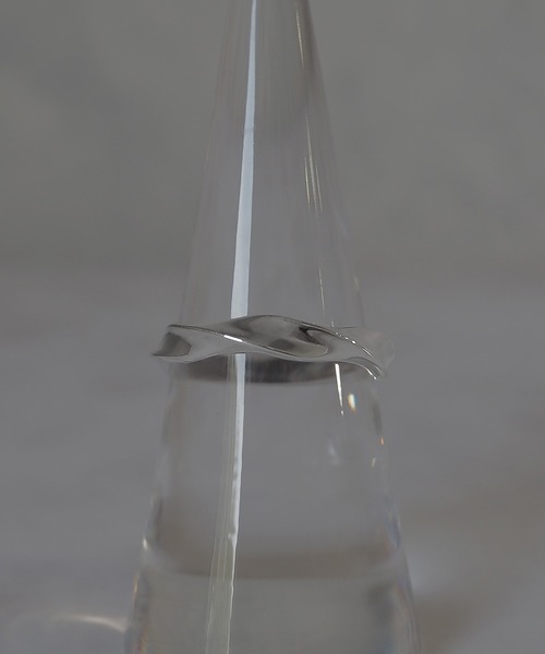 SBG（エスビー）の「インフルエンサー みずきち × SBG フロー カーブ オープンリング Silver925（リング・メンズ・シルバー・FREE）」の4枚目の写真