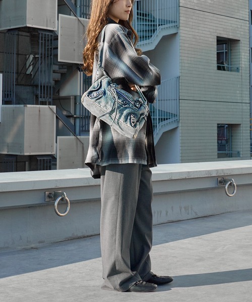 Chick（チック）の「Studded 2-Way Denim Shoulder Bag / スタッズ付き 2WAY デニムショルダーバッグ 2026年春夏（ハンドバッグ・レディース・ブラック/ネイビー・FREE）」の18枚目の写真