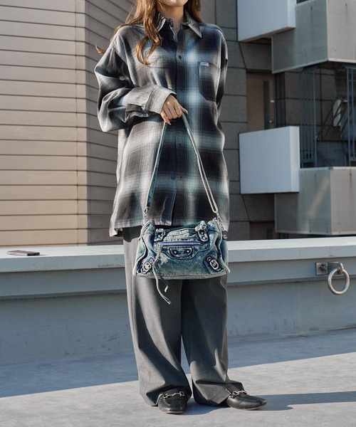 Chick（チック）の「Studded 2-Way Denim Shoulder Bag / スタッズ付き 2WAY デニムショルダーバッグ 2026年春夏（ハンドバッグ・レディース・ブラック/ネイビー・FREE）」の22枚目の写真