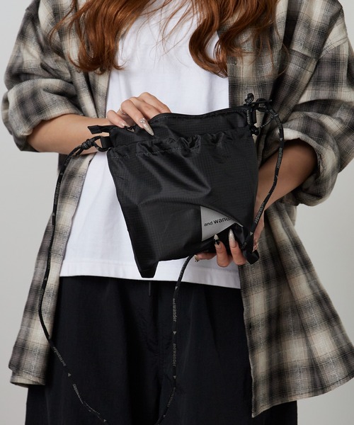 and wander(アンドワンダー)の「and wander/アンドワンダー crispy rip sacoche サコッシュ 秋 秋服 2026年秋冬(ショルダーバッグ・メンズ・ブラック・FREE)」の16枚目の写真