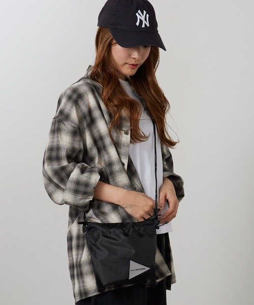 and wander(アンドワンダー)の「and wander/アンドワンダー crispy rip sacoche サコッシュ 秋 秋服 2026年秋冬(ショルダーバッグ・メンズ・ブラック・FREE)」の18枚目の写真
