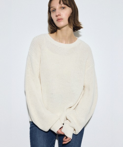 AZUL by moussy(アズールバイマウジー)の「畔編みリラックスニットトップス(ニット/セーター・レディース・アイボリー/ライトブルー/ライトイエロー/ネイビー・FREE)」の2枚目の写真