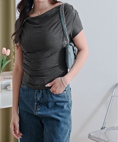 kirakiraShop(キラキラショップ)の「シャーリング オフショルダー トップス(Tシャツ/カットソー・レディース・イエロー/ネイビー/チャコール/ブラック/ピンク/ブラウン/ホワイト/ブルー/杢グレー・FREE)」の4枚目の写真
