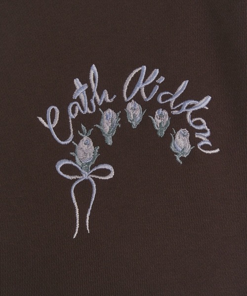 Cath Kidston(キャスキッドソン)の「刺繍スウェットトップス Ribbon Floral(スウェット・レディース・サックスブルー/ブラウン/ライトピンク/アイボリー・FREE)」の15枚目の写真