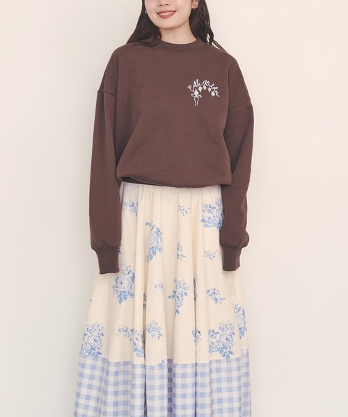Cath Kidston(キャスキッドソン)の「刺繍スウェットトップス Ribbon Floral(スウェット・レディース・サックスブルー/ブラウン/ライトピンク/アイボリー・FREE)」の5枚目の写真