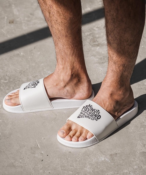 1minute 1second(ワンミニットワンセカンド)の「mko13404-shower sandals (PAVE heart) シャワーサンダル(1M26N370)(サンダル・メンズ・ホワイト/ブラック・XL/L/M/S)」の1枚目の写真