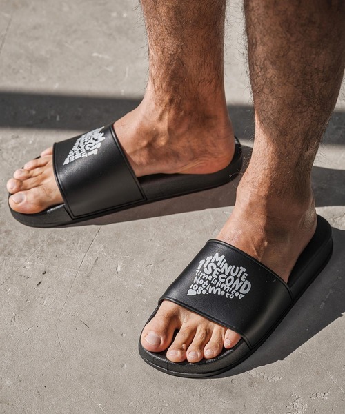 1minute 1second(ワンミニットワンセカンド)の「mko13404-shower sandals (PAVE heart) シャワーサンダル(1M26N370)(サンダル・メンズ・ホワイト/ブラック・XL/L/M/S)」の2枚目の写真
