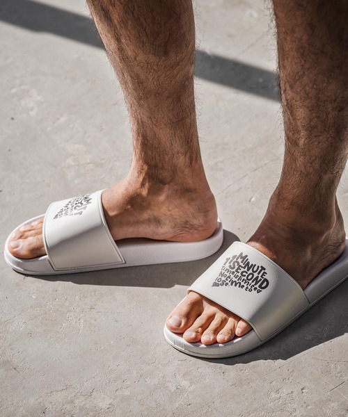 1minute 1second(ワンミニットワンセカンド)の「mko13404-shower sandals (PAVE heart) シャワーサンダル(1M26N370)(サンダル・メンズ・ホワイト/ブラック・XL/L/M/S)」の3枚目の写真