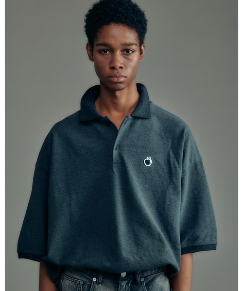 ADAM PATEK(アダムパテック)の「【ADAMPATEK/アダムパテック】 BITE APPLE patch polo shirt(ポロシャツ・メンズ・ホワイト/ブラック/グレー・2/1)」の1枚目の写真