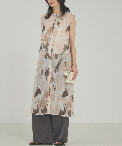 qualite（カリテ）の「シアープリントロングブラウス/きれいめ/夏服/春服/レイヤード/ロングシャツ（シャツ/ブラウス・レディース・スモークピンク・フリー）」の2枚目の写真