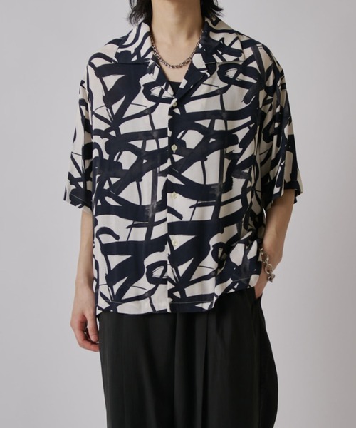 Lui's（ルイス）の「キュプラレーヨンプリントシャツ（シャツ/ブラウス・メンズ・ネイビー/ブラック・S/M）」の2枚目の写真