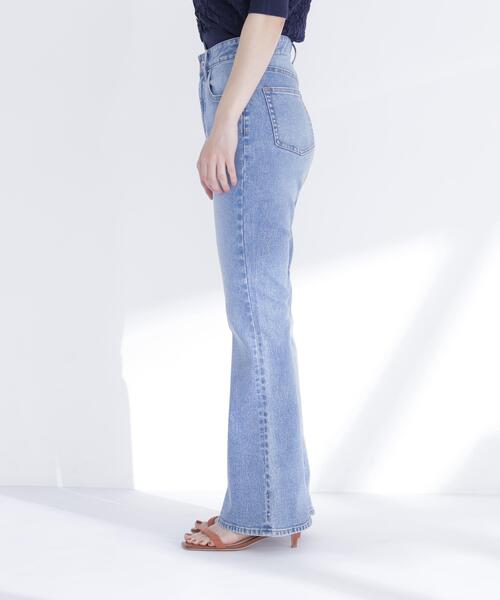 NATURAL BEAUTY BASIC(ナチュラルビューティーベーシック)の「フレアデニムパンツ(デニムパンツ・レディース・ブルー/ブラック・MEDIUM/SMALL)」の12枚目の写真