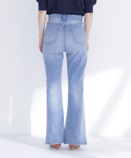 NATURAL BEAUTY BASIC(ナチュラルビューティーベーシック)の「フレアデニムパンツ(デニムパンツ・レディース・ブルー/ブラック・MEDIUM/SMALL)」の11枚目の写真