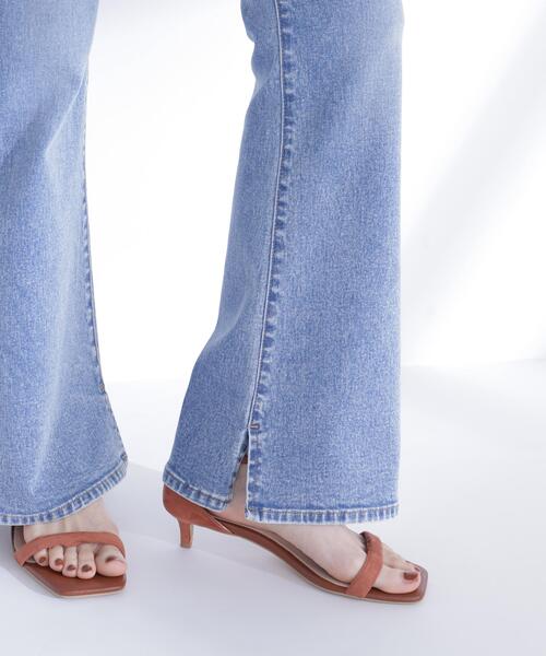 NATURAL BEAUTY BASIC(ナチュラルビューティーベーシック)の「フレアデニムパンツ(デニムパンツ・レディース・ブルー/ブラック・MEDIUM/SMALL)」の10枚目の写真