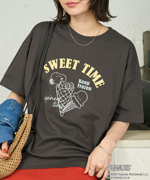FREAK'S STORE（フリークスストア）の「限定展開　別注/PEANUTS/ピーナッツ SWEET TIME 半袖 Tシャツ（Tシャツ/カットソー・レディース・オフホワイト/ブラック/ライトピンク/ライトグレー・ﾌﾘ-）」の3枚目の写真