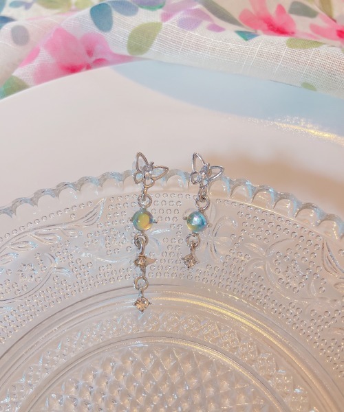 tunee(チュニー)の「【MASHIRO】バタフライドロップアクリルストーンペアピアス(MA/EK341)(ピアス(両耳用)・レディース・シルバー・FREE)」の5枚目の写真