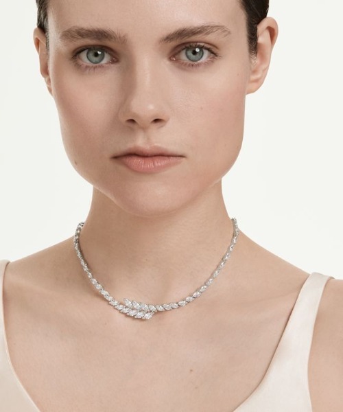 SWAROVSKI(スワロフスキー)の「【公式】【スワロフスキー】Mesmera ネックレス, マーキスカット, ホワイト, ロジウム・プレーティング(ネックレス・レディース・シルバー系・ONE SIZE)」の2枚目の写真