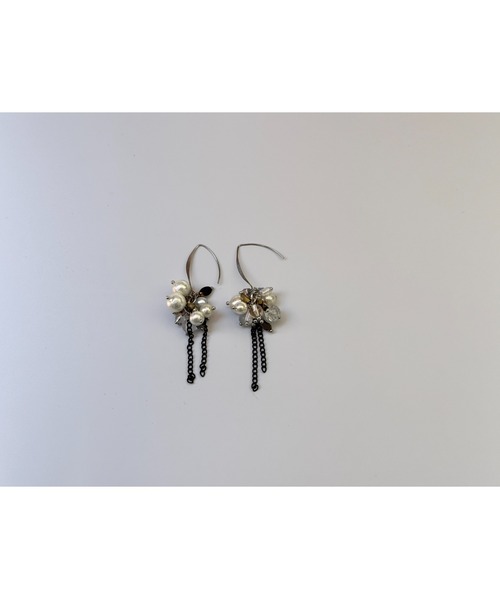tone(トーン)の「【musk】ブラックチェーンとコットンビーズのピアス(MA)(ピアス(両耳用)・レディース・ホワイト・FREE)」の5枚目の写真