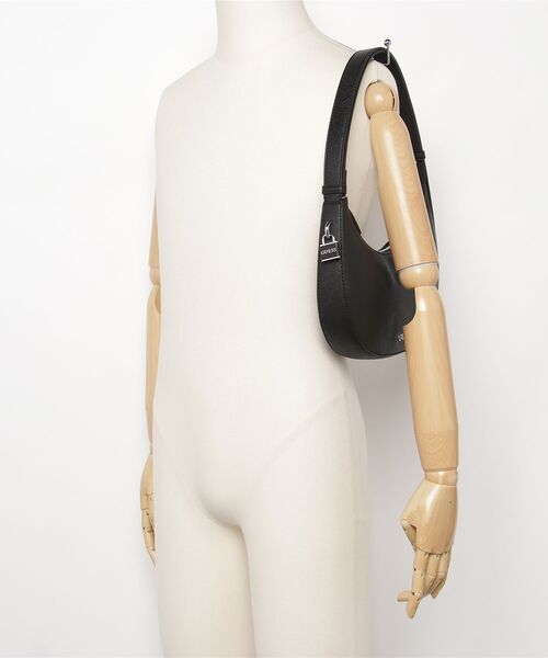 Guess(ゲス)の「MATILDA Shoulder Bag(ショルダーバッグ・レディース・ブラック・ONE SIZE)」の14枚目の写真