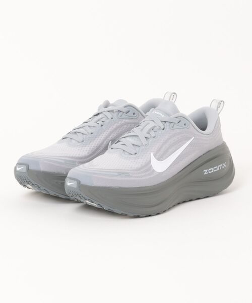 NIKE(ナイキ)の「NIKE ナイキ VOMERO PLUS ズーム ボメロ プラス MHV8150 016WLFGRY/WHITE(スニーカー・メンズ・グレー・28.0cm/27.5cm/27.0cm/26.5cm/26.0cm/25.5cm/25.0cm/29.0cm/28.5cm)」の1枚目の写真