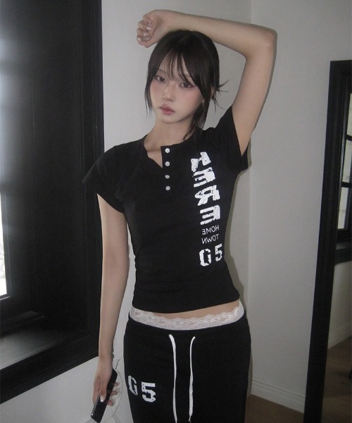 anyonemore(エニワンモア)の「ヴィンテージプリントヘンリーネックボタン半袖Tシャツ(Tシャツ/カットソー・レディース・ブラック・FREE)」の1枚目の写真