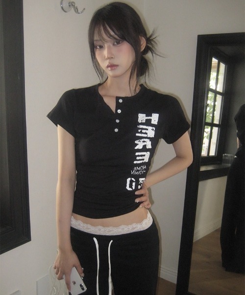 anyonemore(エニワンモア)の「ヴィンテージプリントヘンリーネックボタン半袖Tシャツ(Tシャツ/カットソー・レディース・ブラック・FREE)」の7枚目の写真